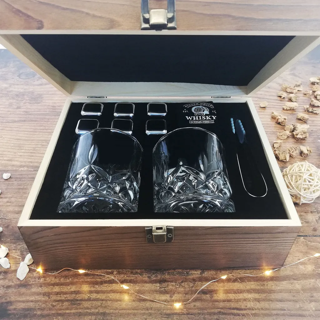 Whisky Geschenk-Set Mit 2 Gläsern, Eiswürfeln Aus Edelstahl, Zange, Samtbeutel In Einer Schönen Holzbox 4 Whisky Geschenk-Set Mit 2 Gläsern, Eiswürfeln Aus Edelstahl, Zange, Samtbeutel In Einer Schönen Holzbox – Bild 2