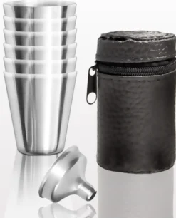 Outdoor Saxx® - 8-Teiliges Edelstahl-Becher Set, 6 Unzerbrechliche Schnaps-Becher, Schnaps-Gläser Aus Metall, Metall-Becher Mit Einfüll-Trichter Und Leder-Tasche, Ideales Flachmann-Zubehör -Optimal Weinglas Geschäft b09e3b135630d32d53375ca020e01718