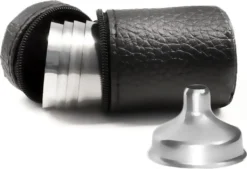 Outdoor Saxx® - 8-Teiliges Edelstahl-Becher Set, 6 Unzerbrechliche Schnaps-Becher, Schnaps-Gläser Aus Metall, Metall-Becher Mit Einfüll-Trichter Und Leder-Tasche, Ideales Flachmann-Zubehör -Optimal Weinglas Geschäft ed918518910b20e93e9141176d19d5ef